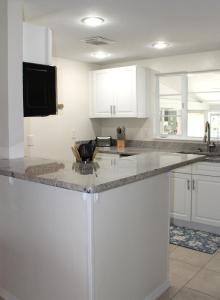 Una cocina o cocineta en Beautiful 2bd with River Views & Amazing Sunsets in Ft Myers