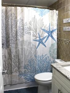 Un baño de Beautiful 2bd with River Views & Amazing Sunsets in Ft Myers