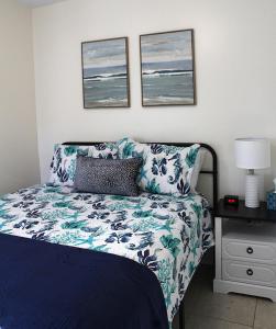 Una cama o camas en una habitación de Beautiful 2bd with River Views & Amazing Sunsets in Ft Myers