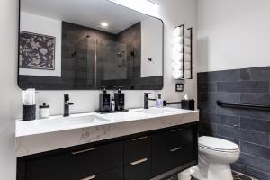 Ένα μπάνιο στο Hollyhock Suite 502