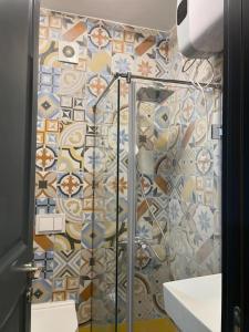 Ένα μπάνιο στο Tirana Center Apartment