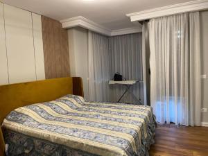 Ένα ή περισσότερα κρεβάτια σε δωμάτιο στο Tirana Center Apartment