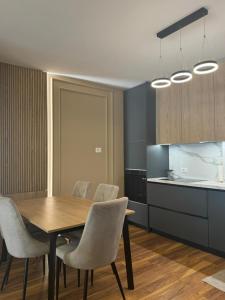 Η κουζίνα ή μικρή κουζίνα στο Tirana Center Apartment