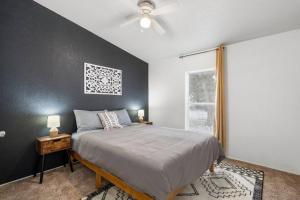 Postel nebo postele na pokoji v ubytování Family Grand Canyon Pit Stop