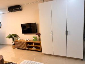 TV a/nebo společenská místnost v ubytování Short right corner