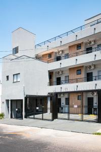 an empty street in front of a building at Xavi Studio - Superior in Bauru
