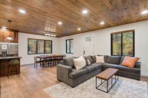 Ruang duduk di Moody Moose Manor - Sauna - Hot Tub - Arcade