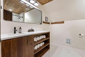 Bilik mandi di Moody Moose Manor - Sauna - Hot Tub - Arcade +43 gambar