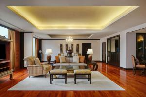 een woonkamer met een bank en een tafel bij Jubilee Prestige Hotel Ratchadapisek in Bangkok