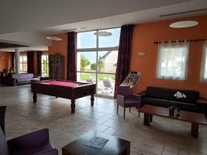 Meja biliard di Villa Azay