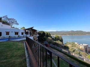 uitzicht op het water vanaf het balkon van een huis bij Rustic house with stunning lake view in Valle de Bravo