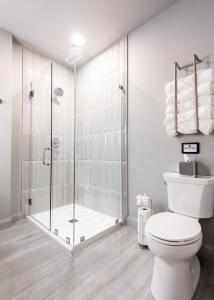 ルイスビルにあるHollyhock Suite 503のシャワーとトイレ付きの白いバスルーム