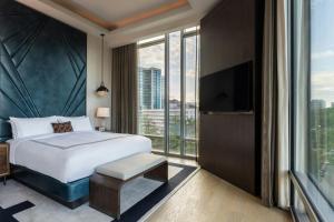 Un dormitorio con una cama y una ventana grande. en The Tess, Autograph Collection, en Atlanta 43 fotos más