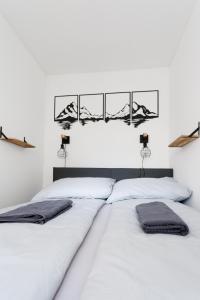 En eller flere senge i et værelse på Luxury Modern Apartment with Balcony