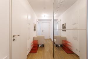 Et badeværelse på Luxury Modern Apartment with Balcony + 35 billeder