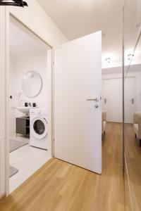 Et badeværelse på Luxury Modern Apartment with Balcony