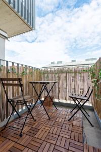 En balkon eller terrasse på Luxury Modern Apartment with Balcony