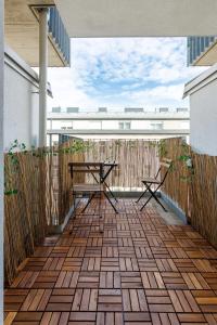 En balkon eller terrasse på Luxury Modern Apartment with Balcony