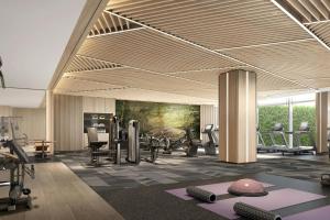 een fitnessruimte met diverse loopbanden en fitnessapparatuur bij The Westin Yichang in Yichang