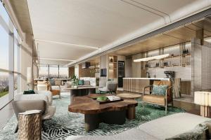 een woonkamer met een bank en een tafel bij The Westin Yichang in Yichang