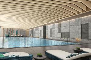 een groot zwembad in een gebouw bij The Westin Yichang in Yichang