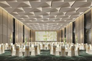 een weergave van een banketzaal met witte tafels en stoelen bij The Westin Yichang in Yichang
