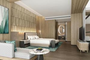 een slaapkamer met een bed en een woonkamer bij The Westin Yichang in Yichang +22 foto's