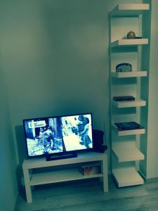 Televízia a/alebo spoločenská miestnosť v ubytovaní Nautika Apartment