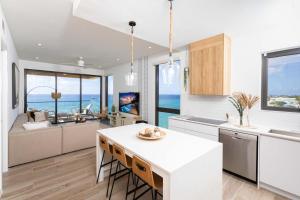 SeaDreams 8 في West Bay: مطبخ مع جزيرة وإطلالة على المحيط