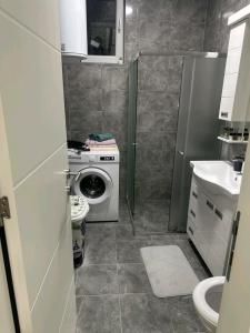 Koupelna v ubytování Apartman Centar-moderan dvosoban stan u centru + 9 fotografií