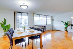 une salle à manger avec une table, des chaises et des fenêtres dans l'établissement Spacious Apt W Great Spaces & Facilities, à Addison Heights