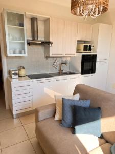 a living room with a couch and a kitchen at Casa Jeyel in Lazise +11 photos