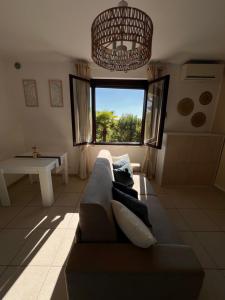 a living room with a couch and a chandelier at Casa Jeyel in Lazise