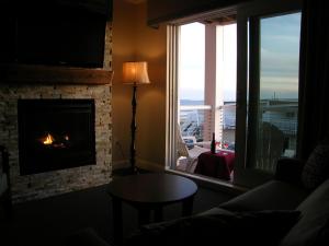 A seating area at Alouette Sunrise Suites