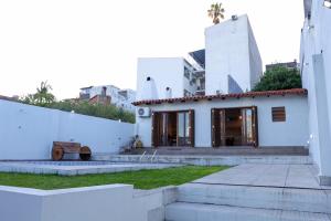 una casa bianca con scale che la conducono di Elegant House with Party Room a Santana do Livramento