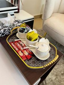 By the Coastals في مومباسا: طاولة قهوة عليها صينية طعام +39 صورة