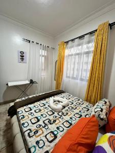 By the Coastals في مومباسا: غرفة نوم عليها سرير وبجعتين