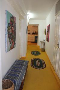 Habitación con pasillo y cama. en NOMAD Hostel Stone Town, en Zanzíbar