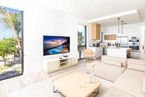 Η κουζίνα ή μικρή κουζίνα στο SeaDreams 4 - Luxury Condo with Shared Pool, Hot Tub, Rooftop Lounge +18 φωτογραφίες