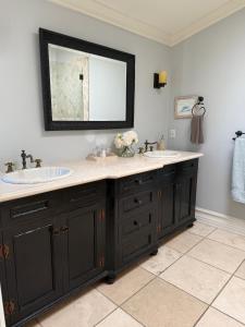 une salle de bain avec deux lavabos et un miroir dans l'établissement Entire villa on Sunset Strip, à Los Angeles