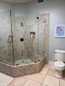 une salle de bain avec douche et toilettes dans l'établissement Entire villa on Sunset Strip, à Los Angeles