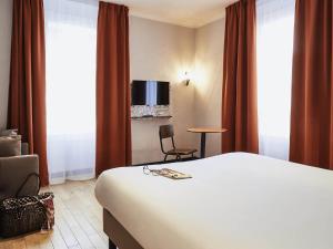 Телевизор и/или развлекательный центр в Ibis Styles Hyères Rooftop & Spa