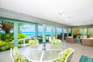 Gallery image of Fingertip - Beach Bungalow in Cayman Kai in Driftwood Village