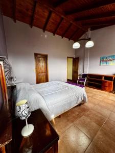 una camera da letto con un letto con un tavolo e una sedia di Departamento familiar! excelente ubicación a El Calafate