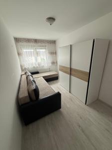 a living room with a couch and a large mirror at Banes me qira in Kosovo Polje