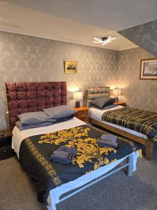 a hotel room with two beds in a room at IVY- Braveheart Guest House in Edinburgh