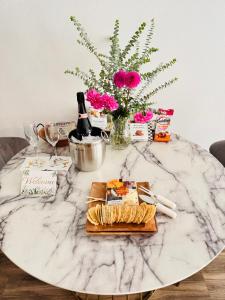 Ποτά στο Hollywood Penthouse with Balcony & Pool View