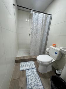 Ένα μπάνιο στο Emmitas room +4 φωτογραφίες