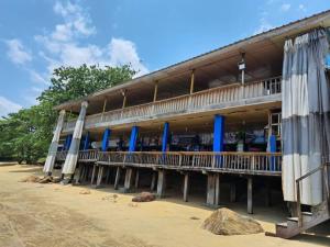 a building on the beach with umbrellas at Hôtel Restaurant Gites Kribi in Kribi