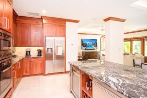 Casa Luna 15 في جورج تاون: مطبخ مع خزائن خشبية وأجهزة من الفولاذ المقاوم للصدأ +20 صورة